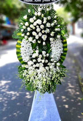 Kệ hoa tang vòng trắng HTL033